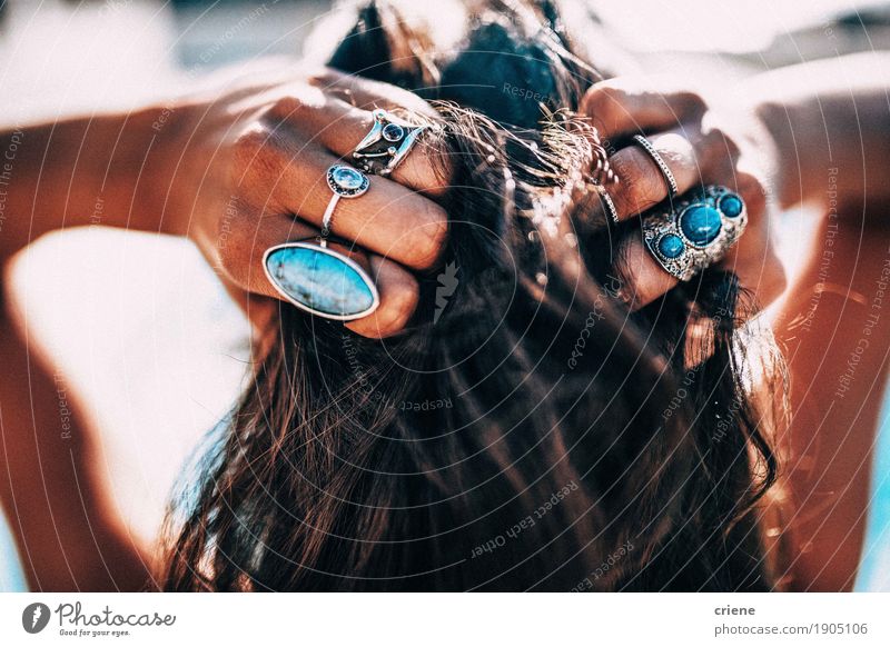 Nahaufnahme von Frauen mit böhmischen Stil Schmuck Ringe Lifestyle Reichtum elegant Design exotisch schön Haare & Frisuren Schwimmbad Sommer Strand Mensch