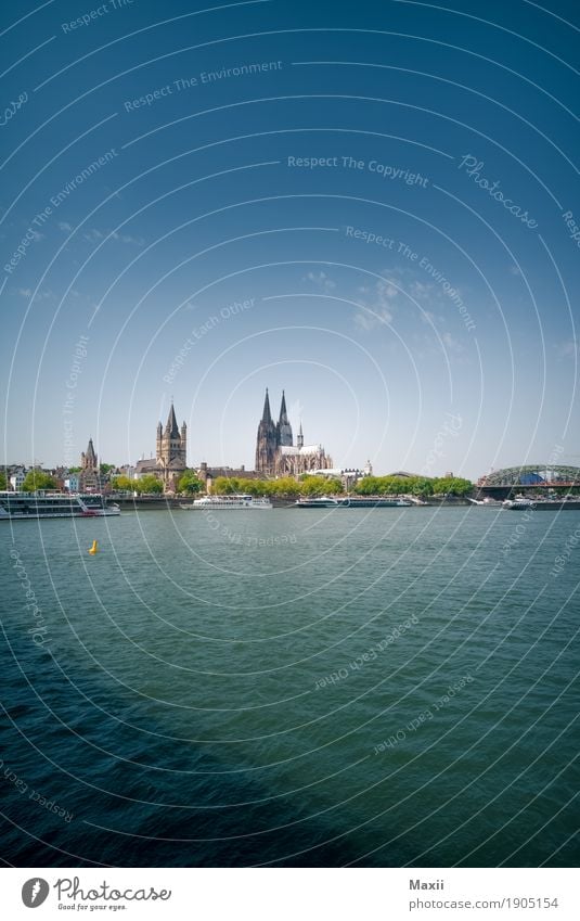 Köln Wasser Himmel Wolken Sommer Schönes Wetter Flussufer Stadtzentrum Skyline Dom Brücke Sehenswürdigkeit Glück Farbfoto mehrfarbig Außenaufnahme Menschenleer