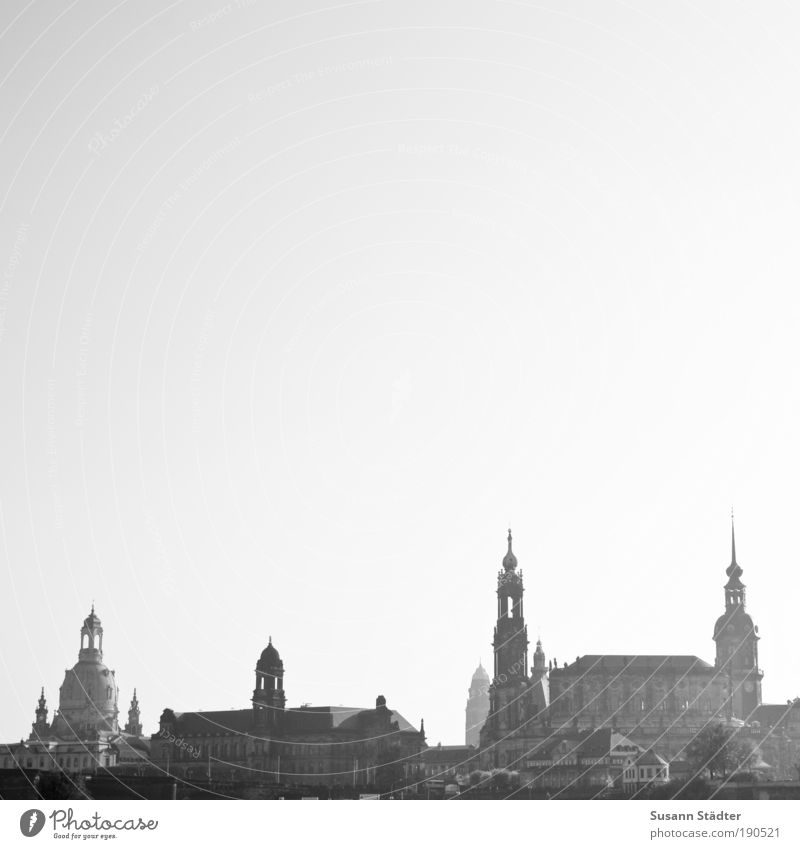 double-d-town Tourismus Sightseeing Ausstellung Kultur Wolkenloser Himmel Dresden Stadt Stadtzentrum Altstadt Skyline Hochhaus Kirche Dom Rathaus Brücke Turm