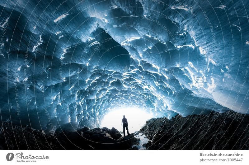 fantastische Eiskapelle. Abenteuer androgyn Frau Erwachsene Mann 1 Mensch Umwelt Natur Urelemente Winter Klima Frost Schnee Alpen Berge u. Gebirge Gletscher