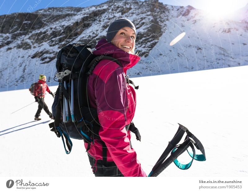 Berge machen glücklich. Leben Ausflug Abenteuer Winter Schnee Winterurlaub Berge u. Gebirge wandern Sport Sportler Skifahren Mensch feminin Junge Frau