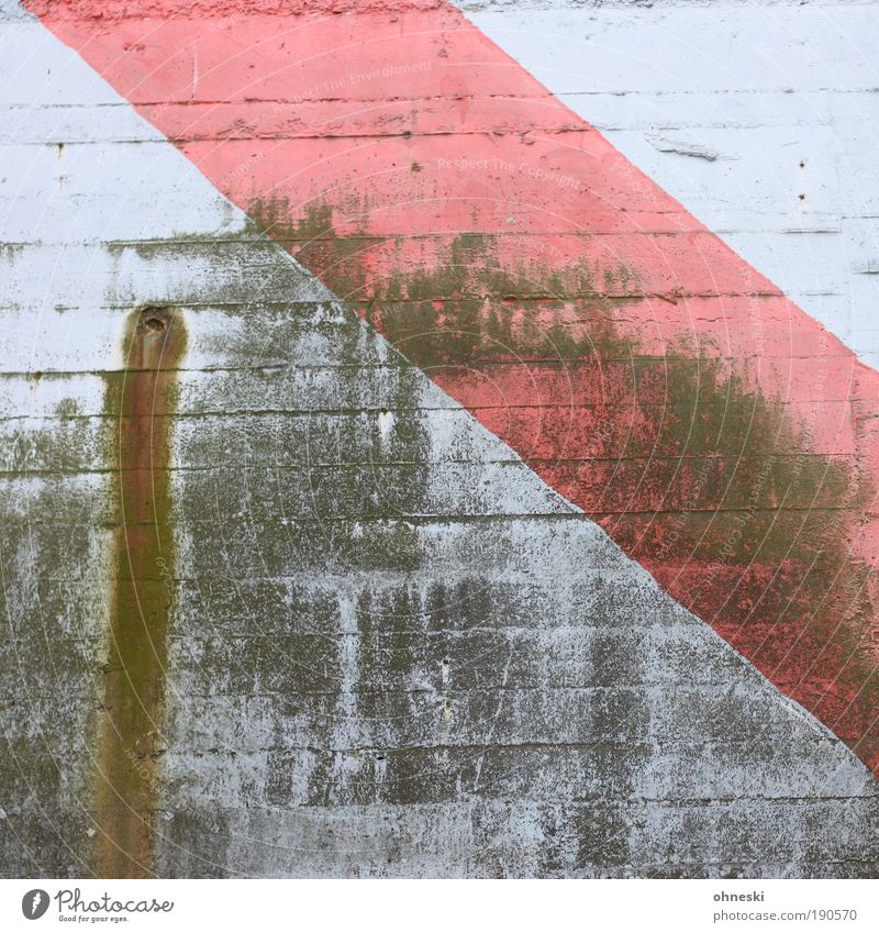 Verwittert Wasser Haus Bunker Mauer Wand Fassade Stein Beton alt blau rot schäbig Rohrleitung Gedeckte Farben Außenaufnahme abstrakt Muster Strukturen & Formen