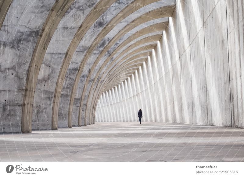 Frau, Beton, Wellenbrecher, Tunnel Städtereise Mensch feminin 1 Stadt Hafenstadt Industrieanlage Bauwerk Architektur Buhne Mauer Wand gehen außergewöhnlich