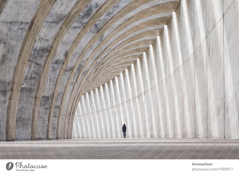 Beton, Pfeiler, Frau, Tunnel Sightseeing Mensch feminin Erwachsene 1 Industrieanlage Hafen Bauwerk Architektur Anlegestelle Mole Buhne Mauer Wand gehen