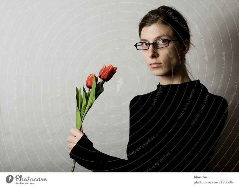 Blumen für Sie Mensch feminin Junge Frau Jugendliche Erwachsene 1 18-30 Jahre dünn streng Spießer Büroangestellte Brillenträger Blumenstrauß Tulpe unterkühlt