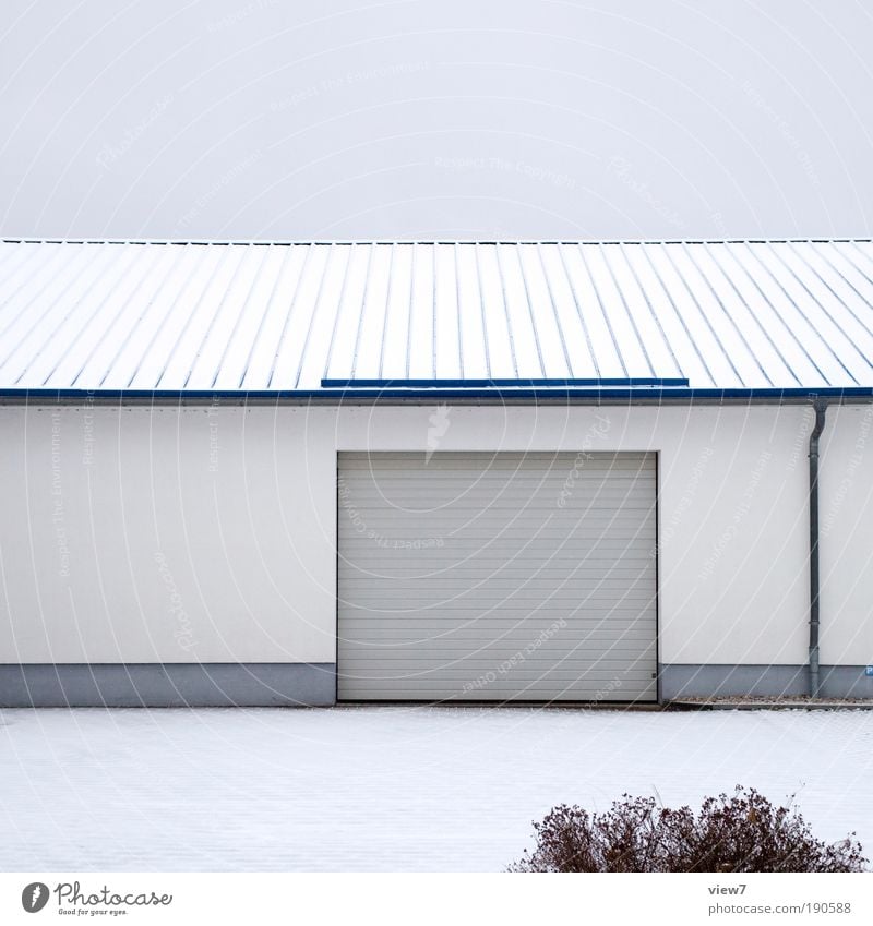 heute frei. Himmel Wolken Schnee Sträucher Haus Industrieanlage Tor Mauer Wand Fassade Dach Dachrinne Stein Beton Linie Streifen authentisch dunkel eckig