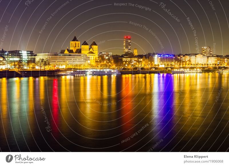 Rheinufer in Köln bei Nacht Landschaft Winter Flussufer Deutschland Europa Stadt Hafenstadt Stadtzentrum Skyline bevölkert Haus Kirche Gebäude Architektur