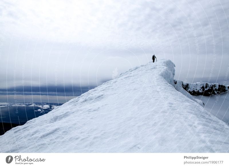 Gipfelstürmer Ferien & Urlaub & Reisen Ausflug Abenteuer Ferne Freiheit Winter Schnee Berge u. Gebirge wandern Mensch maskulin Junger Mann Jugendliche 1