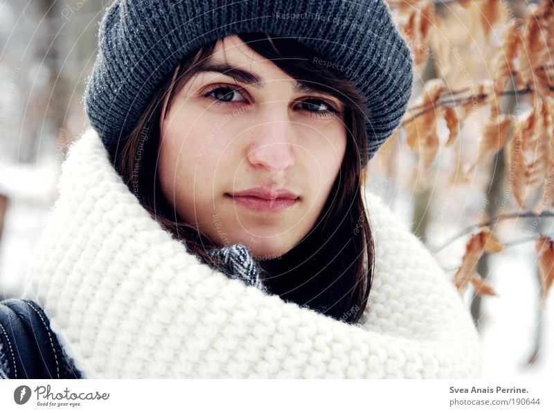 die kinder am Hof spielen schon wieder krieg, elegant Stil feminin Junge Frau Jugendliche Haare & Frisuren Gesicht Lippen 1 Mensch Natur Winter Schnee Blatt