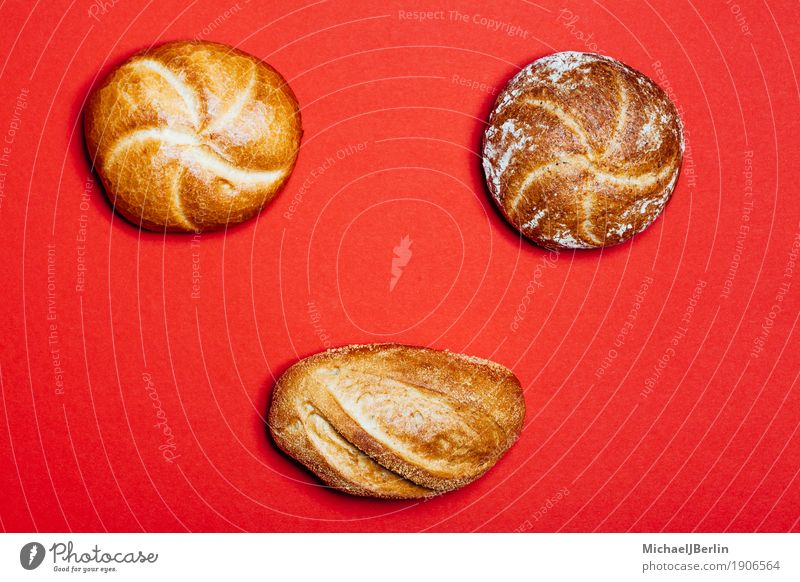 Drei verschiedene Brötchen auf rotem Hintergrund Lebensmittel Teigwaren Backwaren Brot Ernährung Bäckerei König Kartoffeln Vollkorn drei essen normal