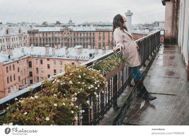 träume auf dem Balkon feminin Junge Frau Jugendliche Erwachsene Herbst Regen Blume Topfpflanze Kleinstadt Hauptstadt Altstadt Traumhaus Terrasse Dach Mantel