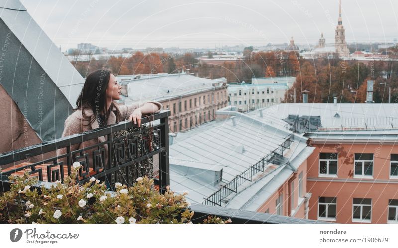 Blick auf die Stadt Traumhaus Hausbau feminin Junge Frau Jugendliche Erwachsene Herbst Blume Kleinstadt Hauptstadt Altstadt Architektur Balkon Terrasse Dach