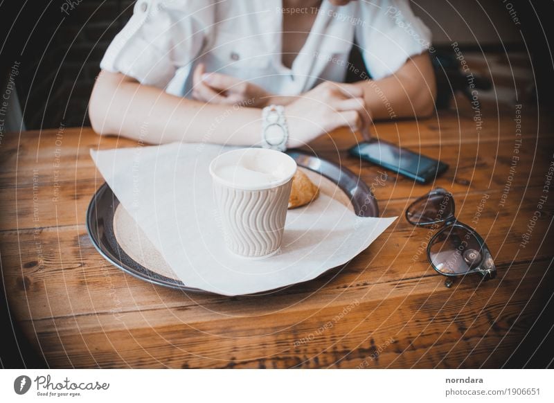 Kaffeezeit Mittagessen Kaffeetrinken Getränk Teller Becher Lifestyle kaufen wählen Business Telefon Sonnenbrille Café Einwegflasche Farbfoto Innenaufnahme