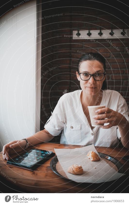 Geschäftsfrau beim Mittagessen Lebensmittel Croissant Ernährung Essen Frühstück Kaffeetrinken Getränk Latte Macchiato Tee Geschirr Teller Becher Lifestyle