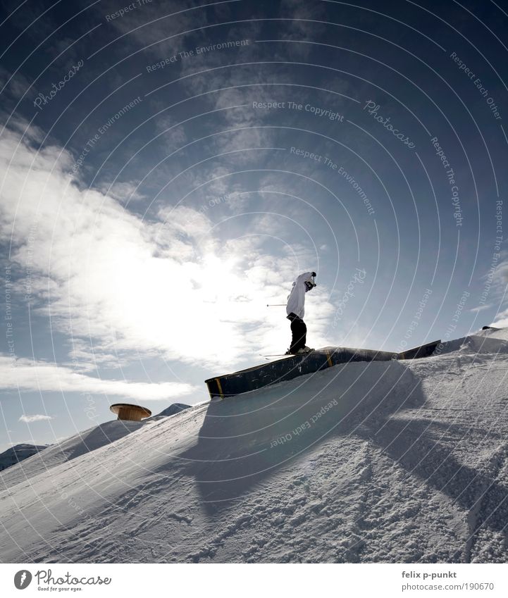 sunslide Lifestyle Tourismus Ausflug Sportler Skier Sportstätten Mensch Junger Mann Jugendliche 1 Umwelt Himmel Wolken Sonne Sonnenlicht Berge u. Gebirge Gipfel