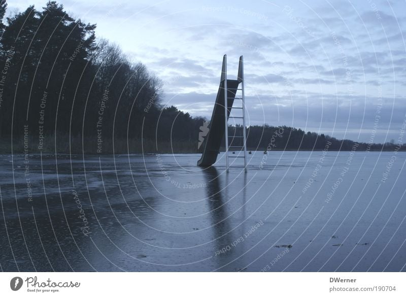 Eisrutschen Whirlpool Kunst Kultur Umwelt Landschaft Wasser Himmel Wolken Nachthimmel Winter Frost Wald Seeufer ästhetisch dunkel gruselig kalt Einsamkeit Angst