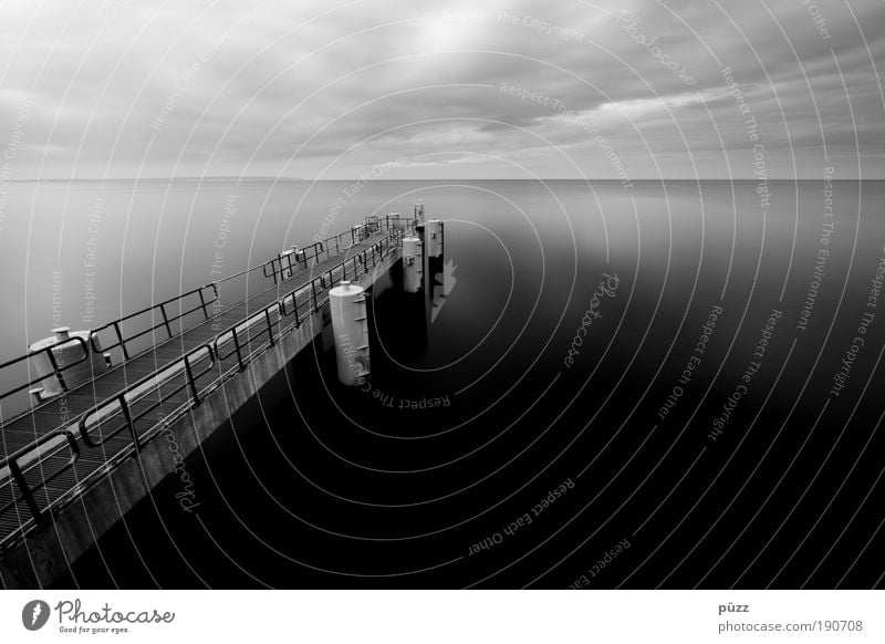 Seebrücke Landschaft Wasser Himmel Küste Ostsee Meer Schifffahrt Hafen dunkel grau schwarz Sellin Schwarzweißfoto Außenaufnahme Menschenleer Textfreiraum rechts