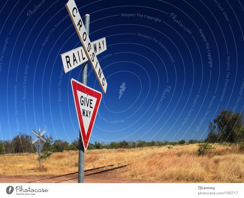 Bahnübergang Zeichen Hinweisschild Warnschild Ferien & Urlaub & Reisen Railway Give way Railway Crossing Australien Outback Eisenbahnschwelle Reisefotografie