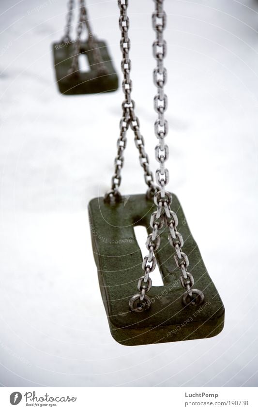 Winterpause. Kindheitserinnerung Hintergrund neutral Spielen Spielplatz Schaukel schaukeln Einsamkeit Kette Gummi kalt ungemütlich Traurigkeit Trauer gruselig