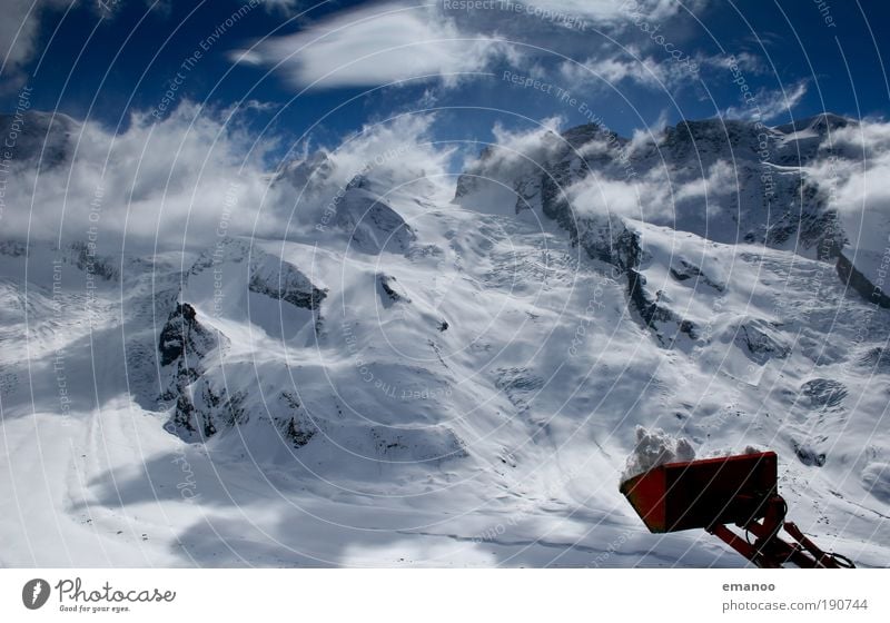 it's always snowing somewhere Ausflug Freiheit Winter Schnee Winterurlaub Berge u. Gebirge wandern Skipiste Schaufel Maschine Himmel Wolken Klima Klimawandel