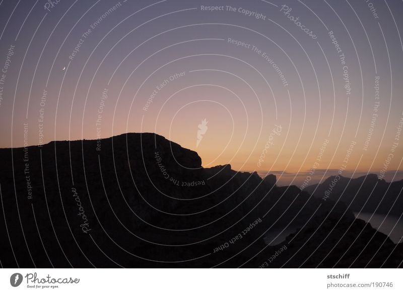 Licht und Schatten Landschaft Himmel Nachthimmel Mond Berge u. Gebirge Insel Romantik trösten ruhig Einsamkeit Farbfoto Außenaufnahme Menschenleer