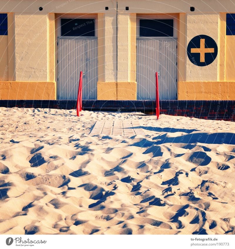 2 Tür + ? = Ferien & Urlaub & Reisen Tourismus Sommerurlaub Sonne Strand Sand Menschenleer Gebäude Treppe Geländer aufsteigen Entscheidung Zwischenraum Stein