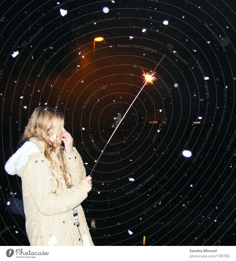 Wünsch dir was... Glück Nachtleben Silvester u. Neujahr 1 Mensch Nachthimmel Winter Schneefall Mantel blond langhaarig Locken Optimismus Hoffnung Glaube