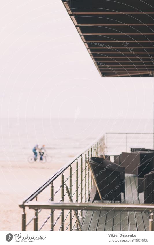 Terrasse und Radfahrer am Strand Lifestyle Design Ferien & Urlaub & Reisen Tourismus Sommer Meer Sport Mann Erwachsene Natur Landschaft Himmel Ostsee