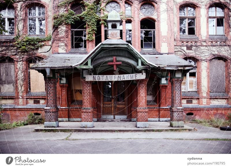 Nur für Kassenpatienten Renovieren Umzug (Wohnungswechsel) Arbeit & Erwerbstätigkeit Arzt Krankenhaus Ruhestand Haus Ruine Gebäude Architektur Fassade Fenster