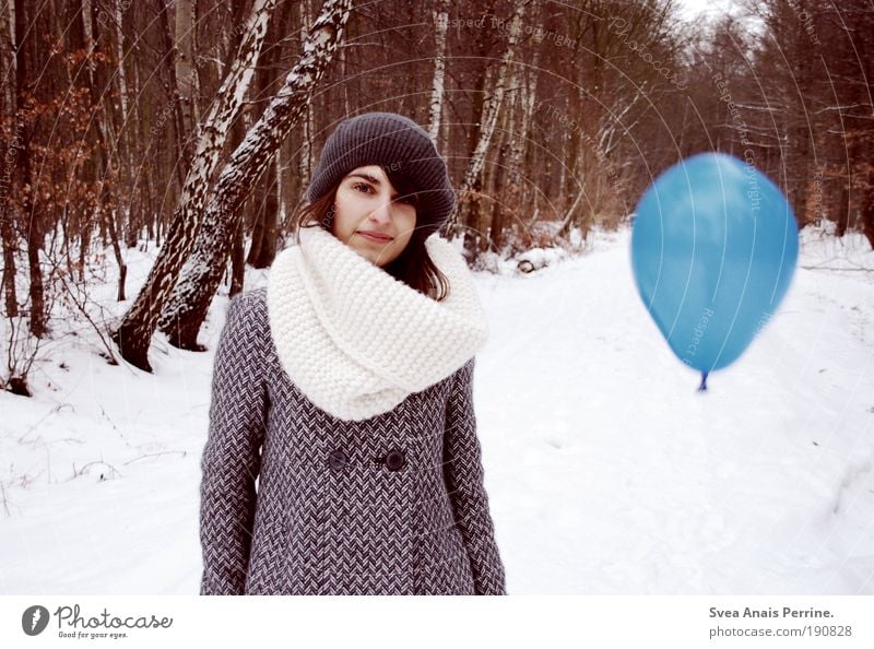 luft. Stil feminin Junge Frau Jugendliche 1 Mensch 18-30 Jahre Erwachsene Natur Winter Baum Wald Mantel Schal Mütze brünett fallen fliegen stehen