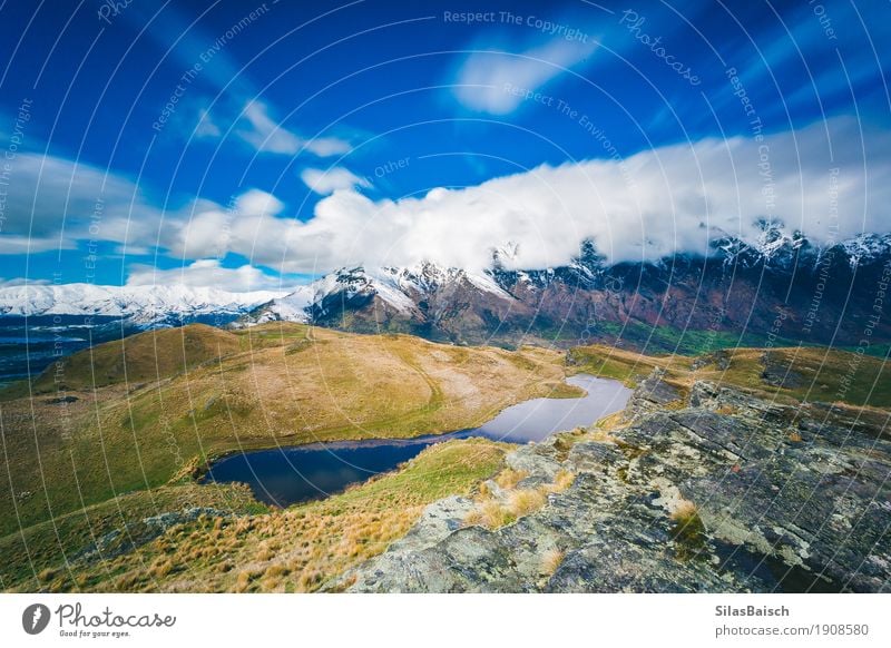 See in den Bergen Ausflug Abenteuer Ferne Freiheit Umwelt Natur Landschaft Wolken Schönes Wetter Pflanze Gras Sträucher Hügel Felsen Berge u. Gebirge Gipfel