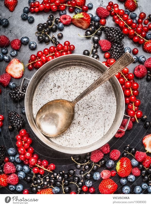 Kochtopf mit Löffel und Beeren Lebensmittel Frucht Dessert Süßwaren Ernährung Bioprodukte Vegetarische Ernährung Diät Saft Topf Stil Design schön Gesundheit