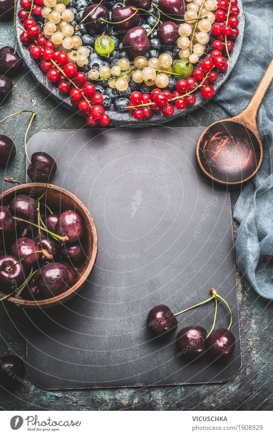 Hintergrund für Rezepte mit verschiedenen Beeren un Kochlöffel Lebensmittel Frucht Dessert Ernährung Bioprodukte Vegetarische Ernährung Diät Saft Geschirr