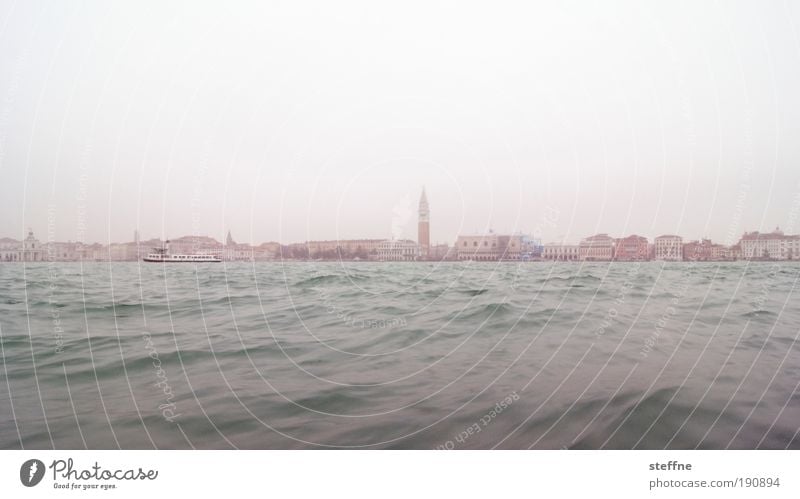 Bacino Himmel Winter Nebel Wellen Küste Meer Venedig Italien Stadt Hafenstadt Skyline Haus Kirche Sehenswürdigkeit Wahrzeichen Campanile San Marco Romantik