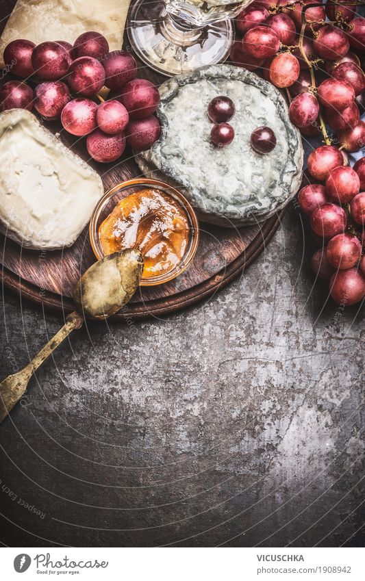 Feine Käsesorten mit Wein, Trauben und Honigsauce Lebensmittel Frucht Dessert Ernährung Frühstück Festessen Bioprodukte Geschirr Stil Design Tisch gelb