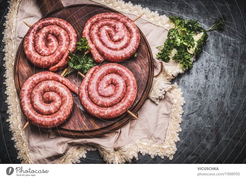 Bratwurstschnecken auf Schneidebrett Lebensmittel Fleisch Wurstwaren Ernährung Picknick Stil Küche Grill Design roh rustikal Foodfotografie grillen Essen