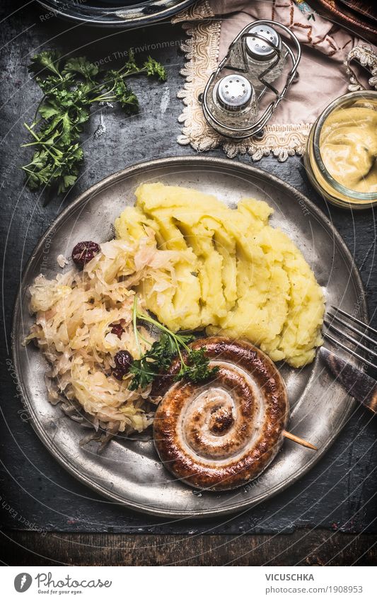 Bratwurst mit Stampfkartoffeln und Sauerkraut Lebensmittel Wurstwaren Gemüse Salat Salatbeilage Kräuter & Gewürze Ernährung Mittagessen Abendessen Festessen