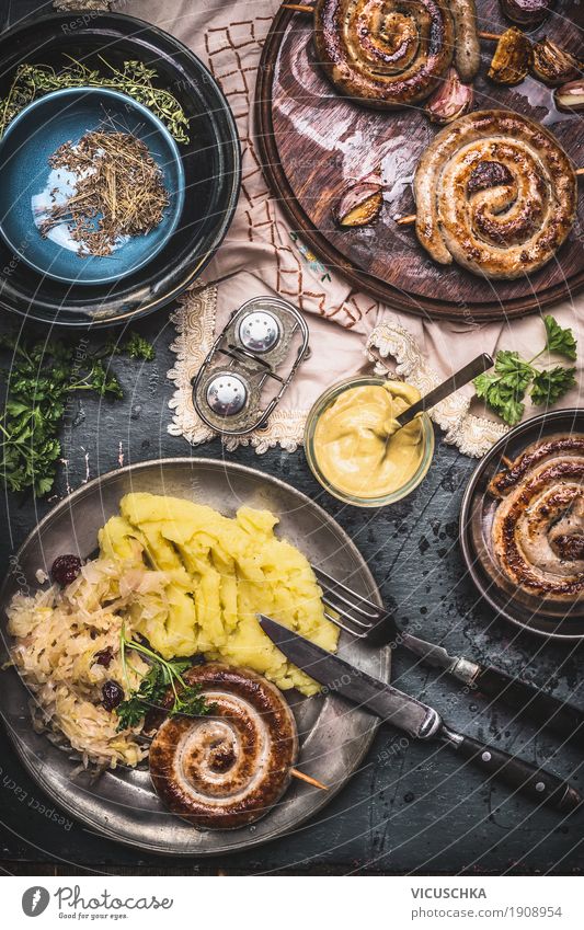 Bratwurst mit Kartoffel und Sauerkraut Lebensmittel Wurstwaren Gemüse Ernährung Mittagessen Abendessen Geschirr Teller Schalen & Schüsseln Besteck Stil