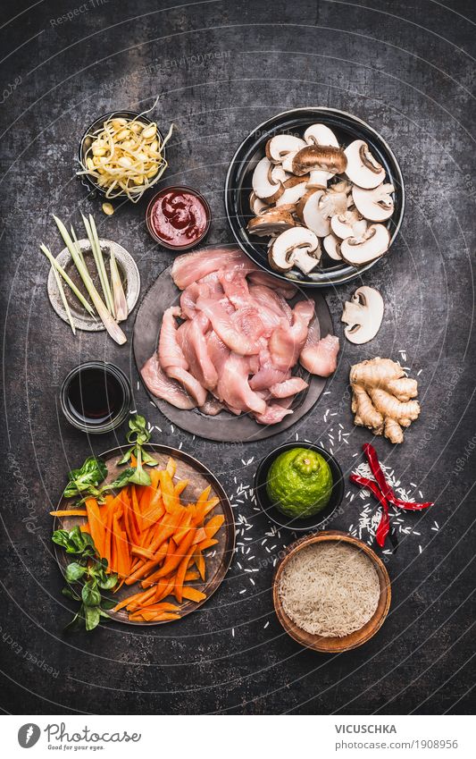 Asiatische Küche . Zutaten mit Hähnchen und Reis Lebensmittel Fleisch Gemüse Getreide Kräuter & Gewürze Öl Ernährung Mittagessen Abendessen Büffet Brunch