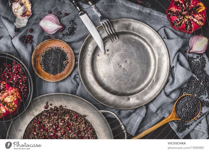 Vegetarischer schwarze Linsensalat mit Granatapfel Lebensmittel Gemüse Frucht Getreide Ernährung Bioprodukte Vegetarische Ernährung Diät Geschirr Teller