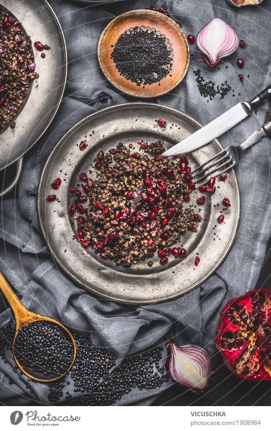 Gesunder Schwarze Beluga Linsensalat mit Granatapfel Frucht Getreide Kräuter & Gewürze Öl Ernährung Mittagessen Büffet Brunch Bioprodukte Vegetarische Ernährung