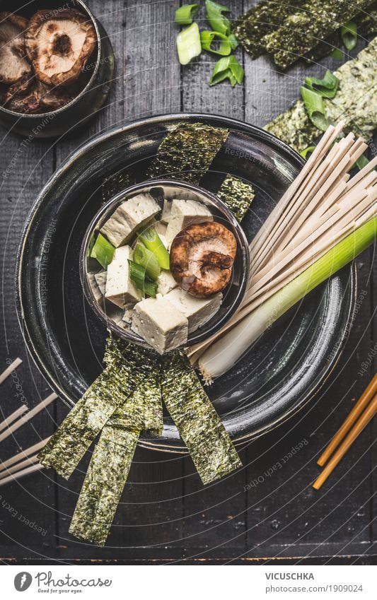 Asiatische Miso Suppe Zubereitung mit Udon Nudeln und Tofu Lebensmittel Eintopf Ernährung Asiatische Küche Geschirr Schalen & Schüsseln Stil Gesundheit