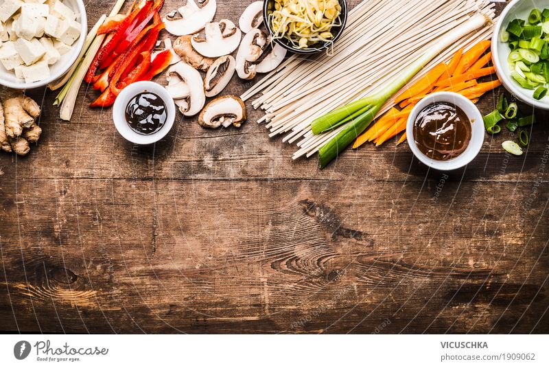 Asiatisch kochen mit Nudeln ,Tofu und Gemüse Lebensmittel Kräuter & Gewürze Öl Ernährung Mittagessen Abendessen Festessen Asiatische Küche Geschirr