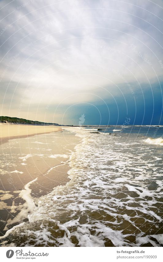 Nasse Füße Erholung ruhig Ferien & Urlaub & Reisen Strand Meer Insel Wellen Sand Himmel Wolken Gewitterwolken Sommer Herbst Klima Unwetter Sturm Küste Nordsee