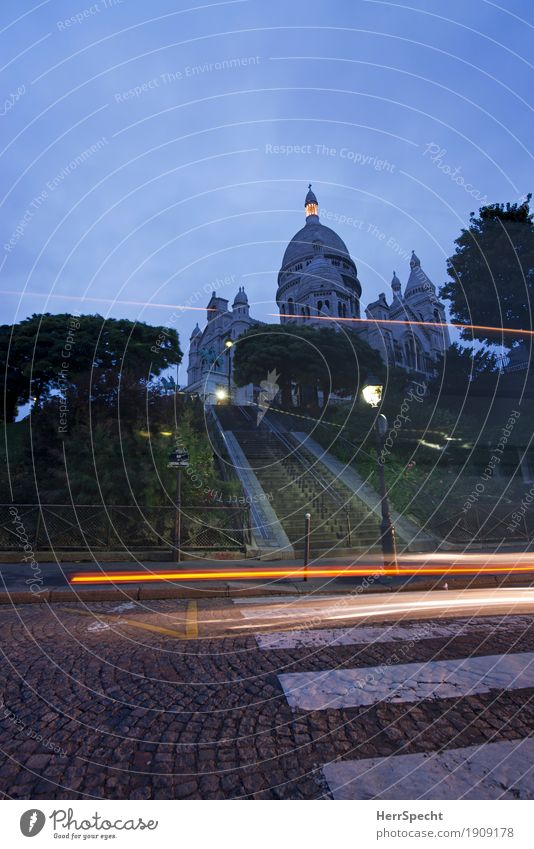 Heiliges Herz Paris Sacré-Coeur Frankreich Hauptstadt Kirche Dom Bauwerk Gebäude Sehenswürdigkeit Wahrzeichen Straße Fahrzeug historisch Stadt blau grau