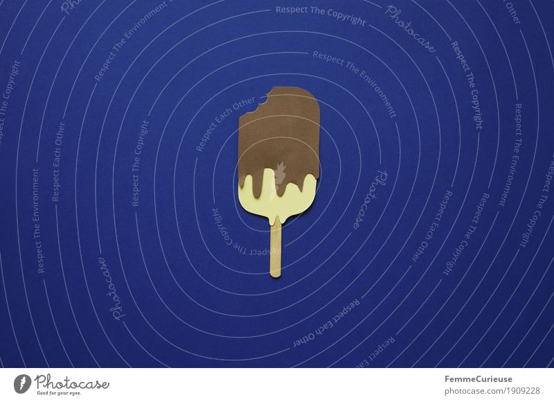 Eis_12 Ernährung Picknick Bioprodukte genießen Speiseeis Stieleis Schokoladeneis Vanilleeis Schokoladensauce Essen Ecke blau Kalorienreich Sommer