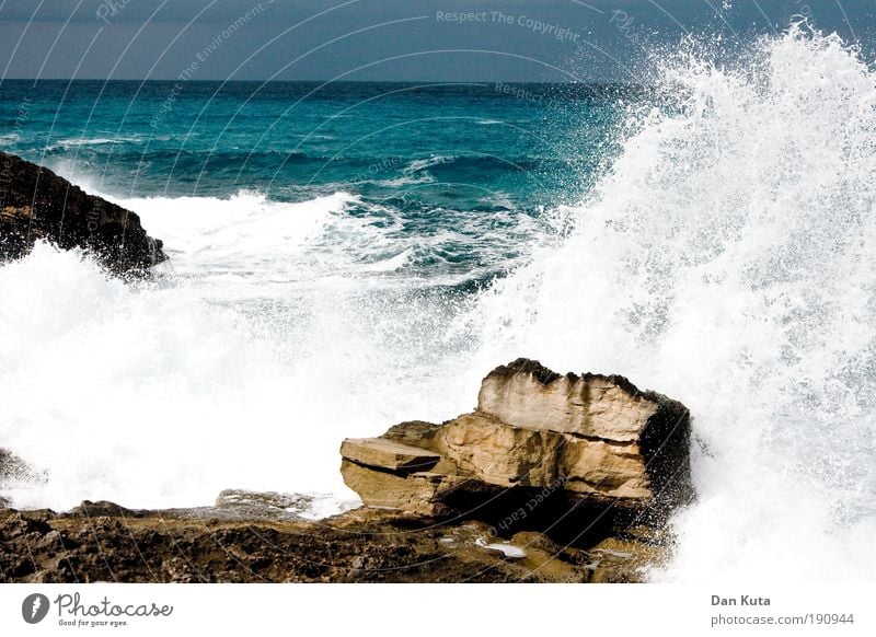 Die Welle Umwelt Urelemente Luft Wasser Wassertropfen Sommer Herbst Klima Klimawandel Unwetter Wind Sturm Wellen Küste Riff Meer Mittelmeer Aggression Stress