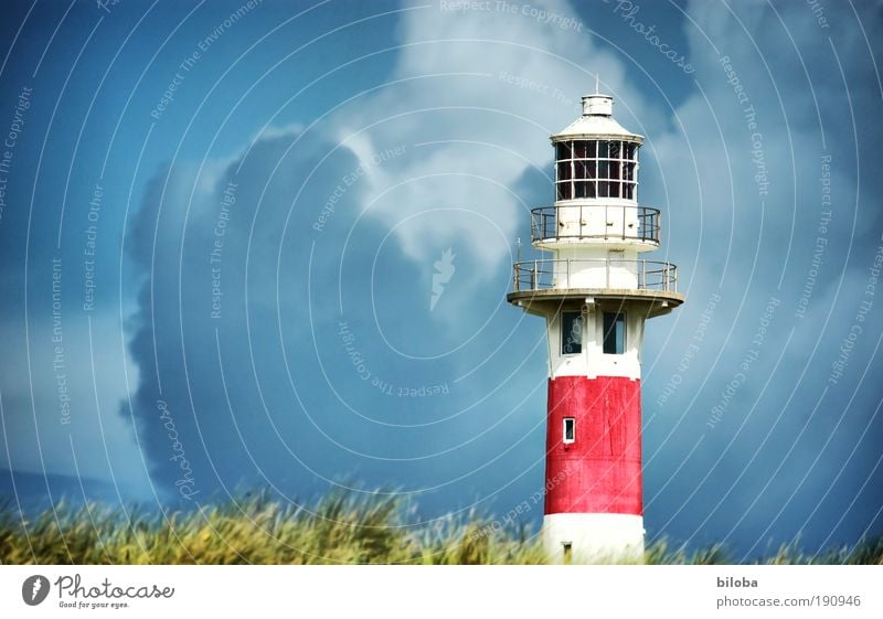 Meteorologische Drohgebärden Wolken Gewitterwolken Klima schlechtes Wetter Unwetter Wind Sturm Nordsee Leuchtturm Bauwerk Gebäude Architektur Dach