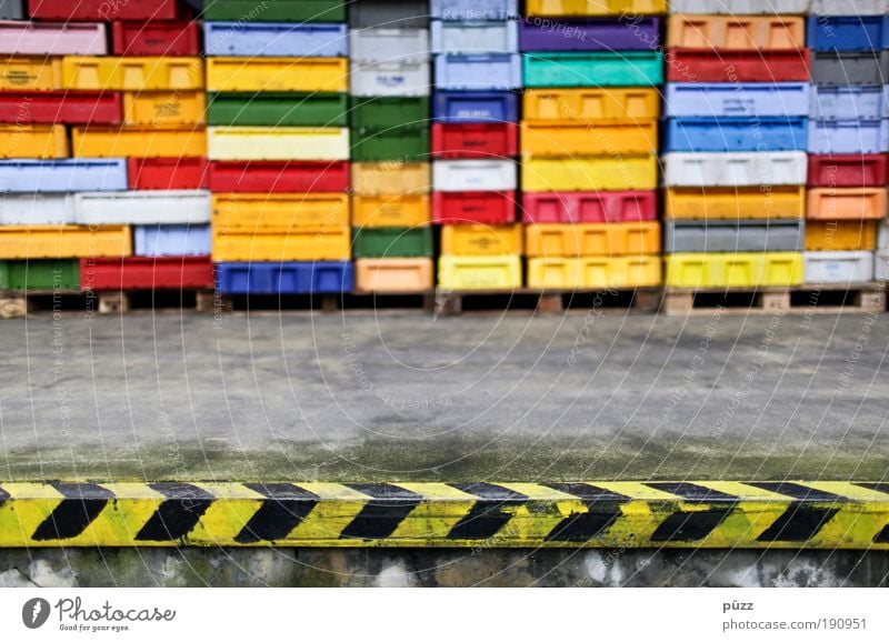 Fischkisten Schifffahrt Fischerboot Hafen gelb schwarz Fischereiwirtschaft Fischmarkt Fischbox Markierungslinie Farbenspiel Farbfoto mehrfarbig Außenaufnahme