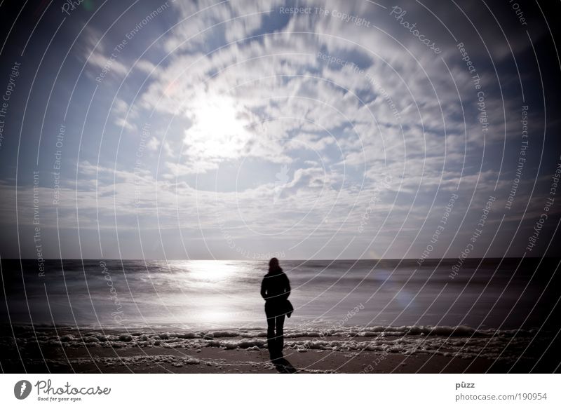 Sehnsucht Mensch 1 Natur Landschaft Himmel Wolken Sonne Sonnenlicht Küste Strand Nordsee Blick stehen träumen Traurigkeit warten Gefühle ruhig Trauer Fernweh